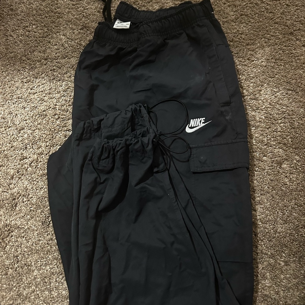 Nike Black Sweatpants with Elastic Waistband and Relaxed Fit